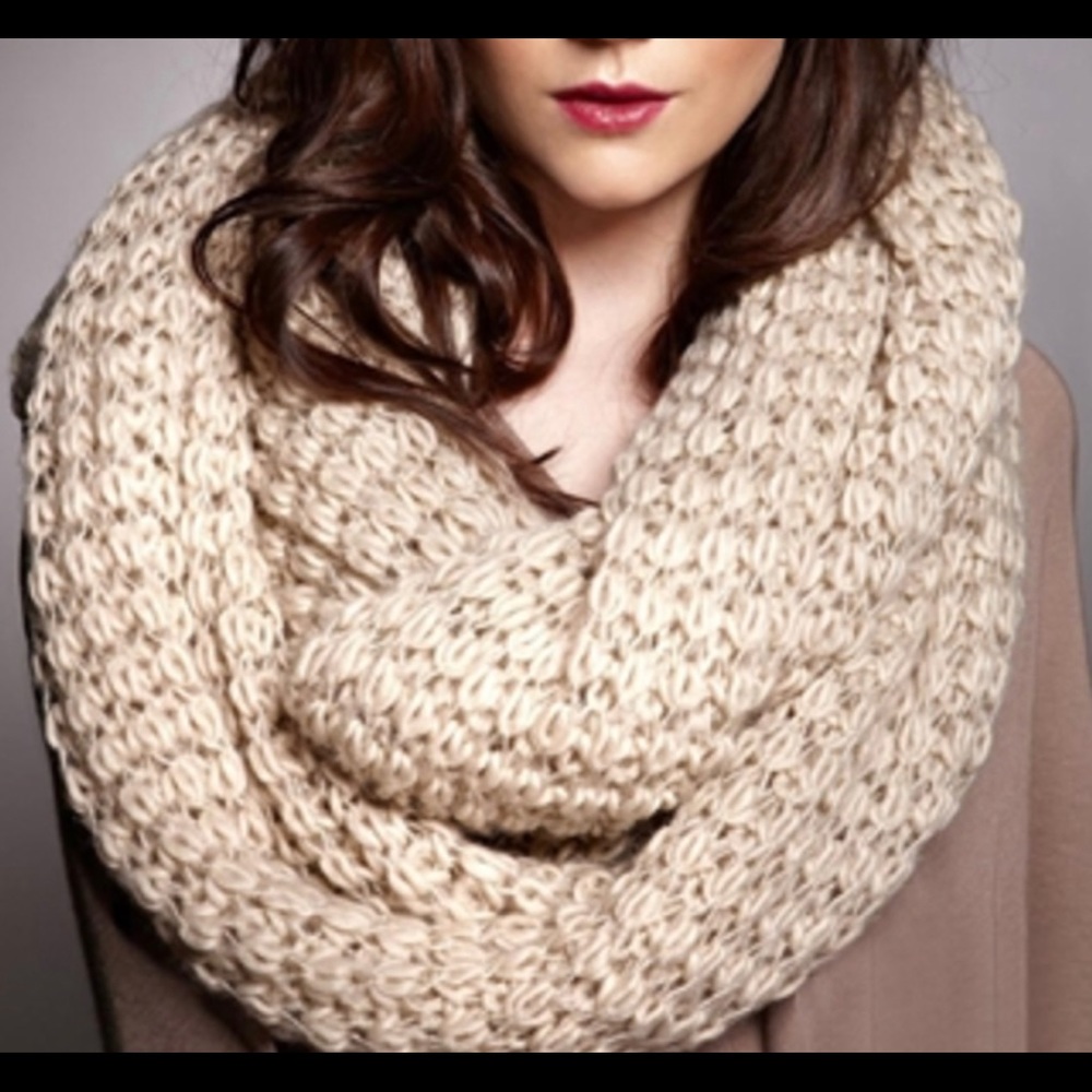Paula Bianco Paula Bianco Chunky Knit Infinity Scar
